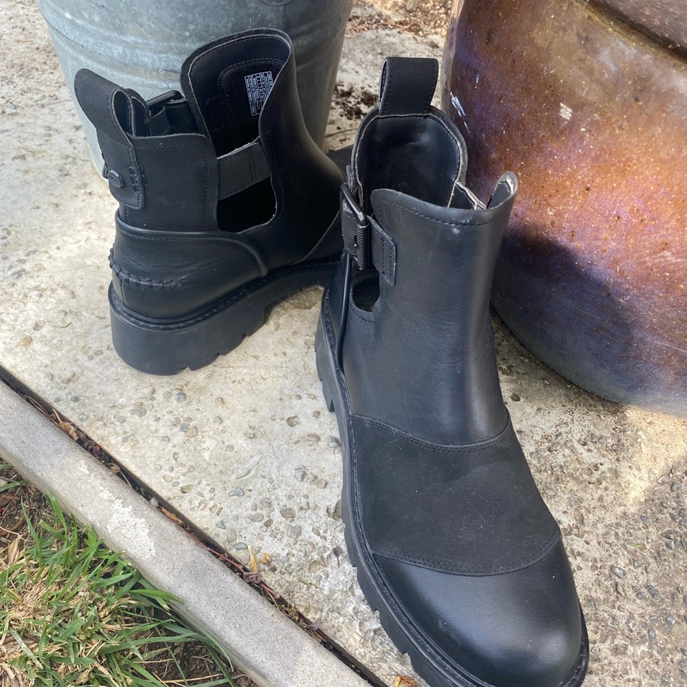 These are UGG funky ankle boots. Sz 9